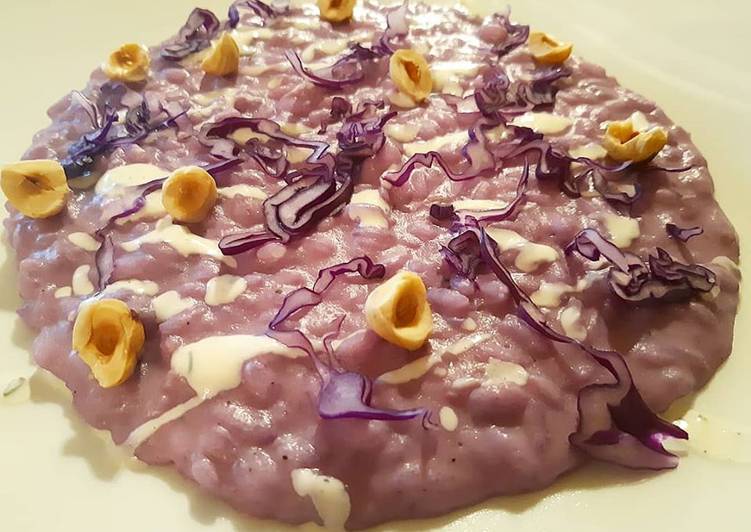 Risotto al cavolo cappuccio viola, panna acida, nocciole