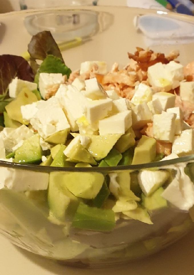 Una foto de Ensalada de salmón y aguacate