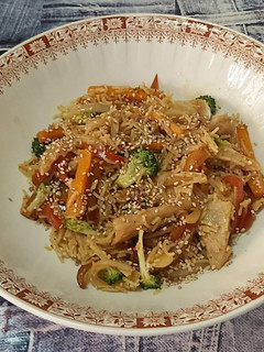 Una foto de Wok de verduras y fideos