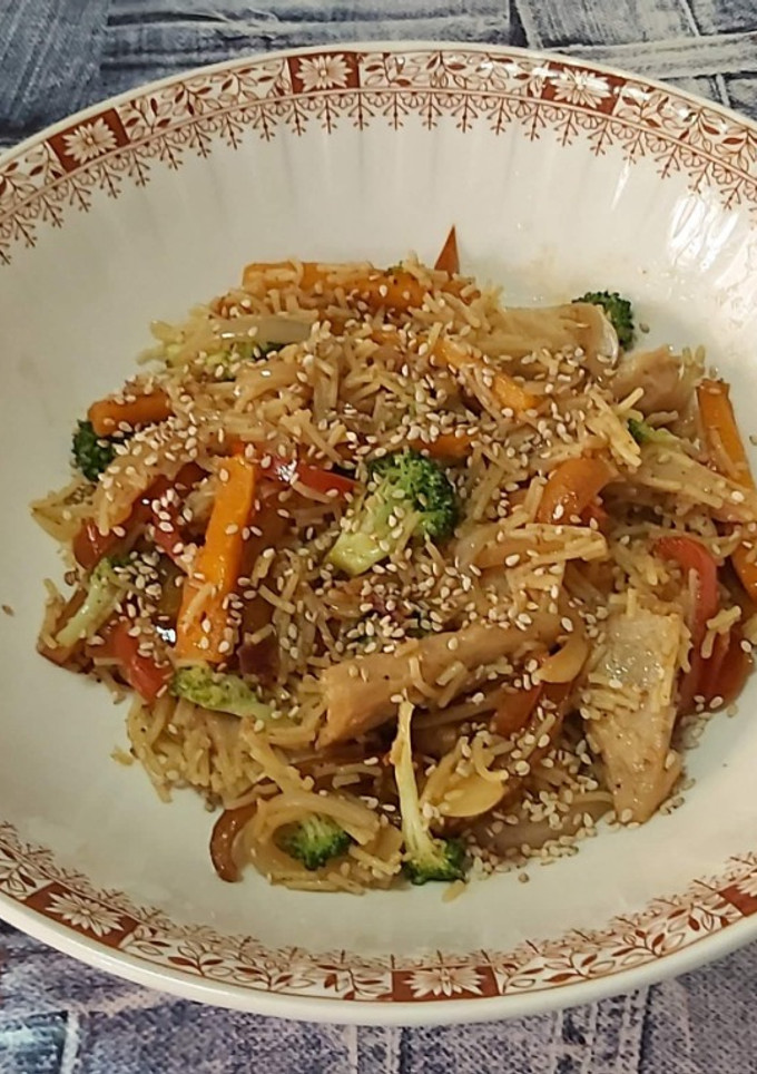 Una foto de Wok de verduras y fideos
