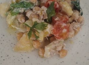 Una foto de 🥗Ensalada de garbanzos, requesón y atún 🧀