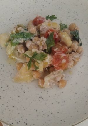Una foto de 🥗Ensalada de garbanzos, requesón y atún 🧀