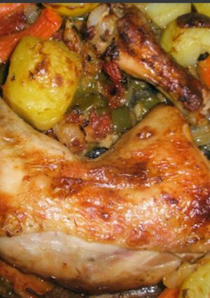 Una foto de Muslos de pollo con vegetales