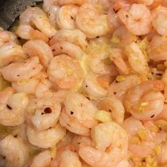 A picture of Shrimp in garlic with spicy flavor!!!.