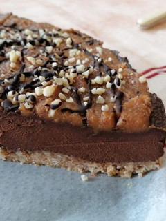 Una foto de Tarta de chocolate y caramelo de almendras!!