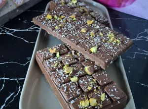 Une photo de Tablettes de chocolat 🍫 fourrées pistache et crêpes dentelles