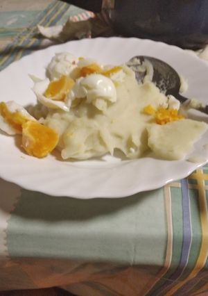 Una foto de Puré de patatas con huevo
