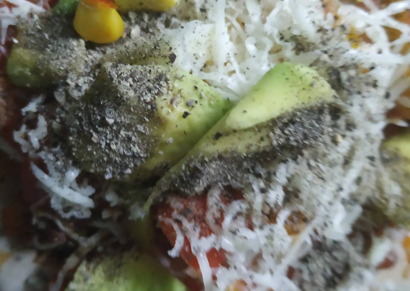 Avocado capsicum sweet corn pizza