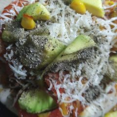 A picture of Avocado capsicum sweet corn pizza.