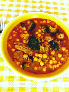 Una foto de Guiso de garbanzos con costillas y carne magra de cerdo 🐽