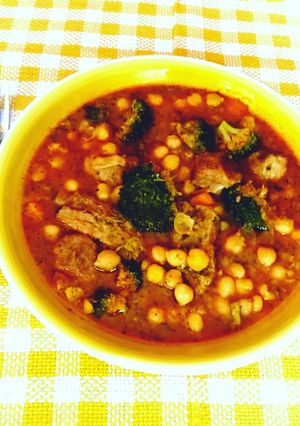 Foto principal de Guiso de garbanzos con costillas y carne magra de cerdo 🐽