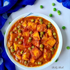 A picture of Matar paneer.