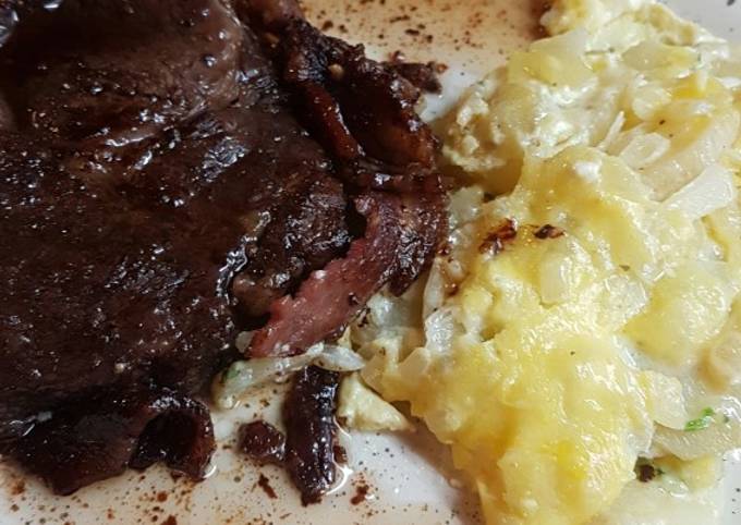 Ojo de bife envuelto en panceta acompañado con milhojas de papas Receta de  PatyMo - Cookpad