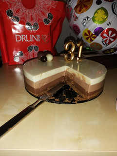 Una foto de Tarta helada de tres chocolates