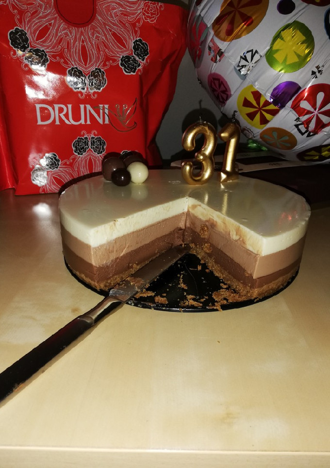 Una foto de Tarta helada de tres chocolates
