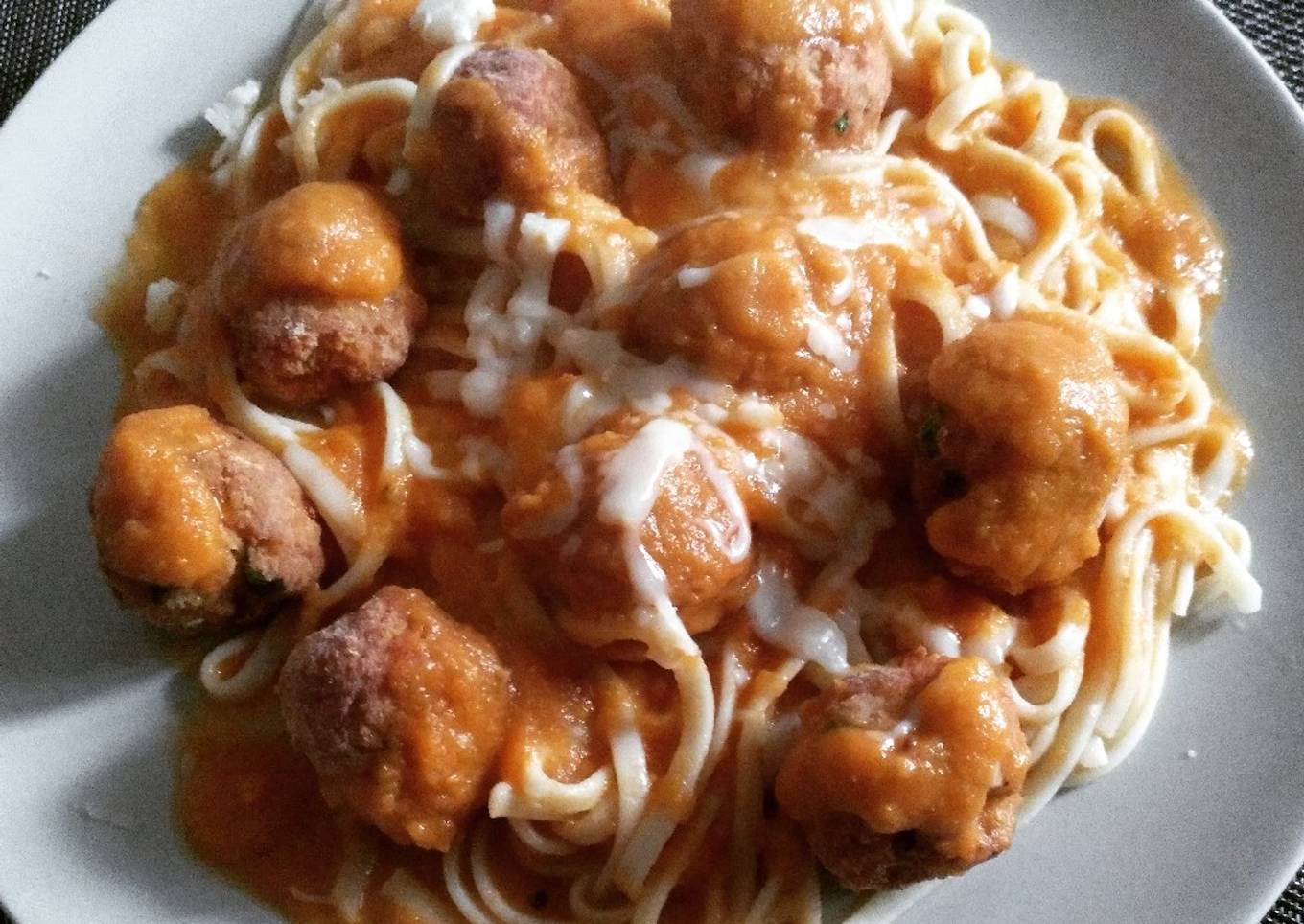Espaguetis con albóndigas y salsa de tomate