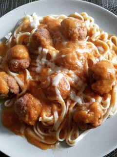Una foto de Espaguetis con albóndigas y salsa de tomate
