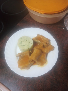 Una foto de Falso ossobuco de costillas con puré de papas y salsa