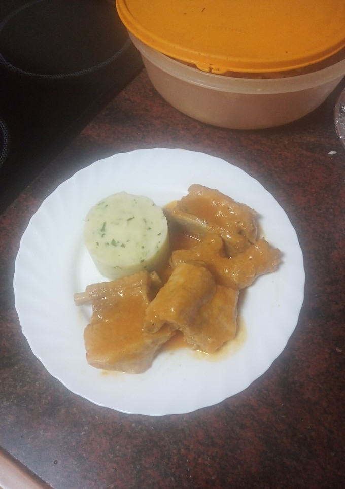 Una foto de Falso ossobuco de costillas con puré de papas y salsa