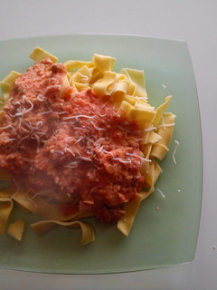 Una foto de Tagliatelle al huevo con salsa de tomate