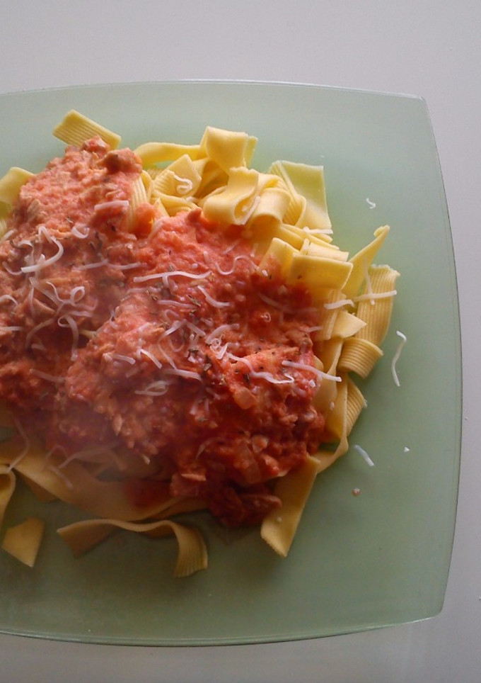 Una foto de Tagliatelle al huevo con salsa de tomate