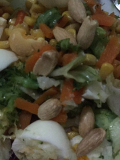 Una foto de Ensalada variada con almendras