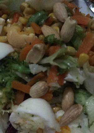 Una foto de Ensalada variada con almendras