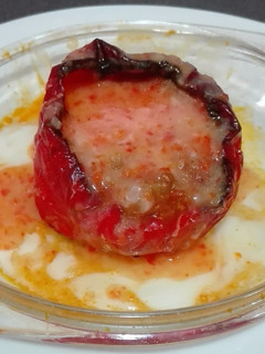 Una foto de Pimiento rojo relleno, al microondas