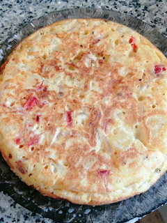 Una foto de Tortilla de patatas con cebolla y pimientos