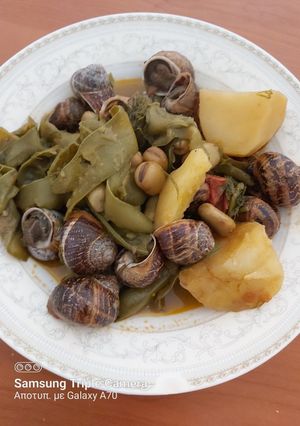 Φωτογραφία της συνταγής Χοχλιούς (σαλιγκάρια) με μάραθο, φρέσκα κουκιά και πατάτες