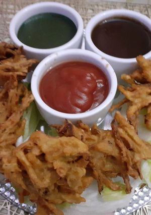 A picture of Onion potato lacha pakora.