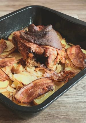 Mézes csülök burgonya ágyon recept fotója