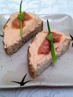 Una foto de Tapas con mousse de salmón ahumado