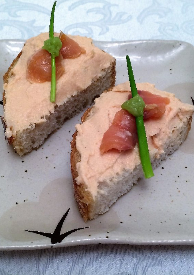 Una foto de Tapas con mousse de salmón ahumado