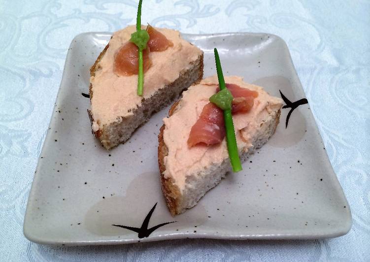 Tapas con mousse de salmón ahumado