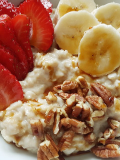Una foto de Avena con Plátano y Fresas