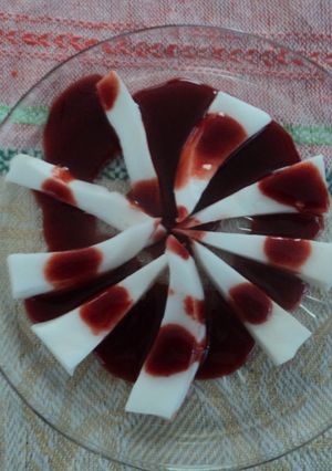 Una foto de Botana de coco natural con salsa perra