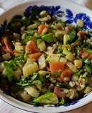 Insalata di orzo con salmone e avocado
