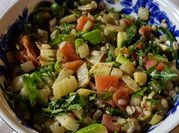 Una foto di orzo insalata