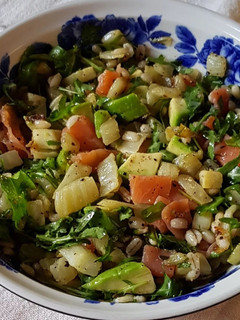 Foto di Insalata di orzo con salmone e avocado