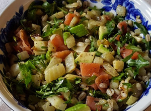 Foto di Insalata di orzo con salmone e avocado