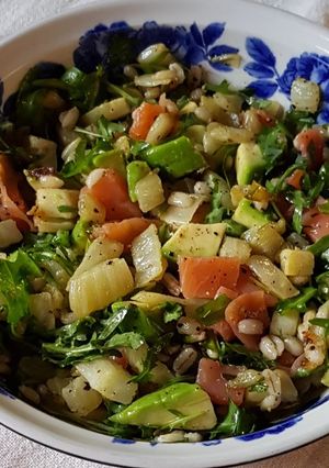 Foto di Insalata di orzo con salmone e avocado