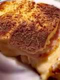 Sandwichon de jamón York, queso y bechamel
