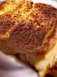 Una foto de Sandwichon de jamón York, queso y bechamel
