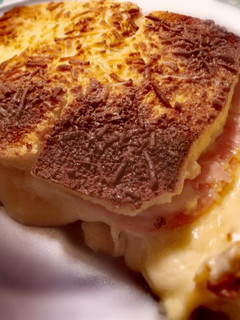 Una foto de Sandwichon de jamón York, queso y bechamel