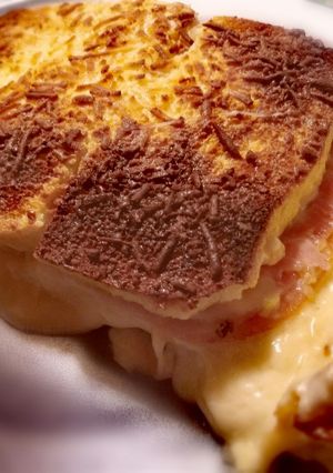 Una foto de Sandwichon de jamón York, queso y bechamel