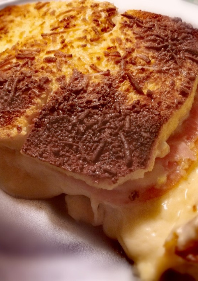 Una foto de Sandwichon de jamón York, queso y bechamel