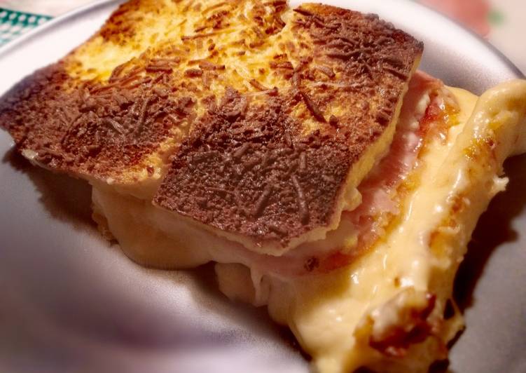 Sandwichon de jamón York, queso y bechamel
