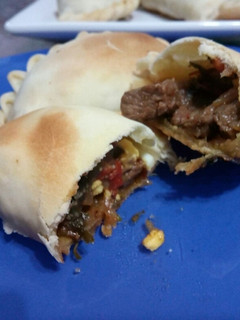 Una foto de Empanadas de carne cortada a cuchillo