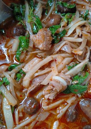 รูปของ แกงหน่อไม้ดองใส่เห็ดถอบ 🍄🍲